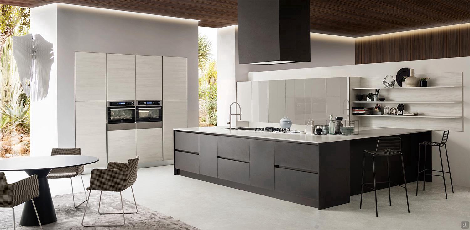 Cucina moderna con isola Six 01: fianchi zoccoli e cappa coordinati alle basi