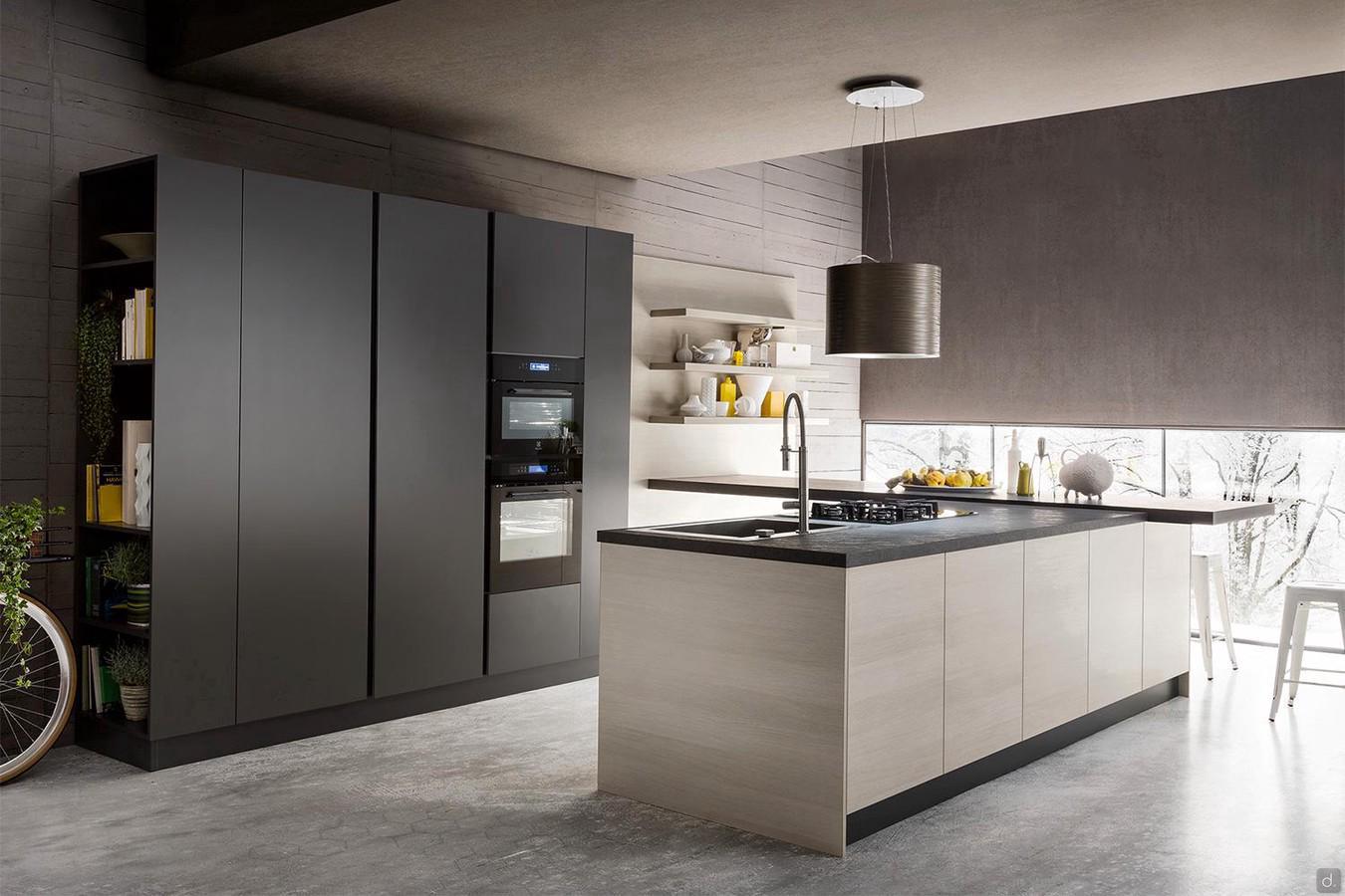 Cucina nera e legno Six 03 con isola cottura e lavello e colonne incasso elettrodomestici con terminali a giorno (finitura mobili nobilitato effetto legno non più disponibile)