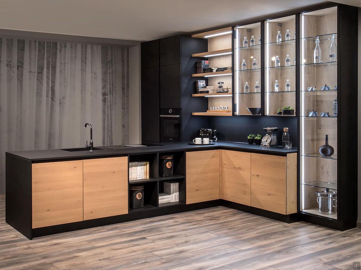 Cucina moderna in rovere naturale spazzolato nodato, con top e colonne in fenix nero