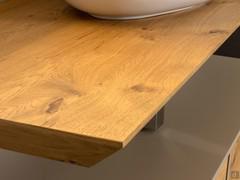 Dettaglio del top in legno rovere nodato con taglio a 45°