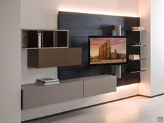 Parete attrezzata sospesa con boiserie FreeHand 12 nella versione con porta TV orientabile in metallo