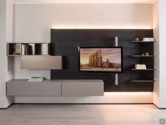 Parete attrezzata con boiserie FreeHand 12 - basi sospese, pensile a ribalta, pensile a giorno e mensole, con porta Tv orientabile