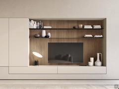 Vano TV con schienale Plan in groove wood con effetto dogato