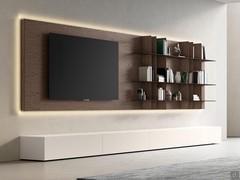 Pannello boiserie porta-TV Royal e , una combinazione di due elementi che permette di dare vita a pareti attrezzate con libreria sospesa