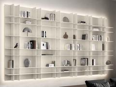 Imponente combinazione di elementi boiserie Royal, ideali per creare o completare una libreria sospesa