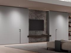 Boiserie per tv con illuminazione integrata Lounge: gli schienali a muro sono in pietra ceramica Laminam pietra grey.