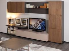 Numerose combinazioni di finiture e colori sono disponibili per la parete attrezzata con ante in legno Plan 38