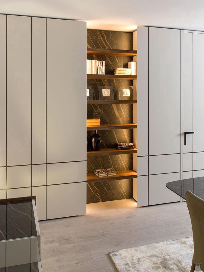 Parete libreria con boiserie e mensole Lounge