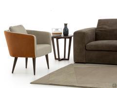 Poltroncina Rubina beige e arancio mattone con piedini in legno tinto tabacco