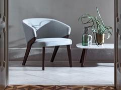 Poltroncina lounge imbottita con gambe in legno Matilde