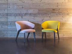 Coppia di poltroncine Matilde Lounge rivestite in tessuto nei colori giallo e rosa