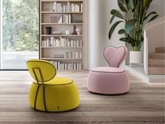 Poltroncina senza braccioli per cameretta Alice con base a pouf e schienale ovale o a cuore. Disponibile in tessuto, similpelle o velluto