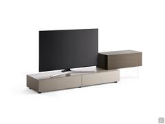 Mobile per TV oltre i 50 pollici California Slide in versione bi-materiale con elementi in laccato opaco e altri in legno di rovere impiallacciato