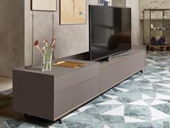 Mobile Porta TV Columbus Step in versione laccata opaca. Disponibile anche in legno impiallacciato, laccato lucido o in nobilitato materico. Tv da 65 pollici su mobile largo 242 cm