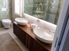 Mobile bagno con doppio lavabo in appoggio e struttura in legno cannettato