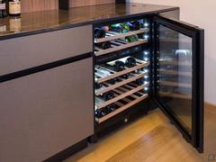 Particolare della cantinetta ad incasso sottotop del mobile bar