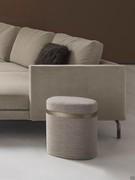 Pouf contenitore con vassoio Coffer lato divano