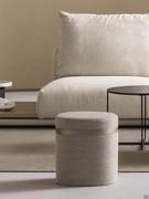 Pouf contenitore con vassoio Coffer nella versione in tessuto posizionato fronte divano in un living elegante e moderno