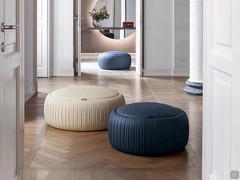 Pouf rivestito in similpelle Plissé, disponibile in più dimensioni e finiture