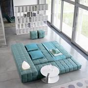 Pouf quadrato in tessuto Squaring di Bonaldo, abbinabile al letto e al comodino Squaring