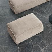 Pouf per salotto di design Peanut B di Bonaldo dalle linee morbide e soffici