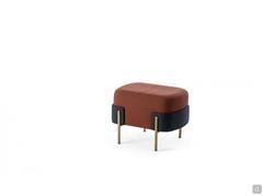 Pouf Just in tessuto bordeaux con struttura in metallo bronzo spazzolato