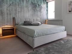 Letto matrimoniale contenitore in velluto verde acqua con comodini sospesi in legno con luce led.