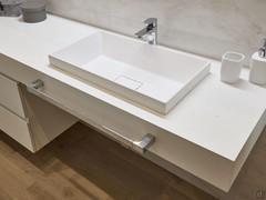 Dettaglio lavabo bagno rettangolare sopra-piano.