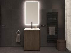 Bagno di servizio con mobile in legno, vasca integrata e fianchi di finitura in marmo