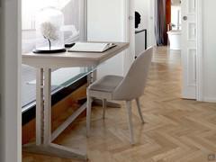 Sedia Eiko con struttura in legno grigio naturale