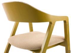 Particolare della sedia dal design scandinavo Bryanna con schienale il legno di frassino curvato