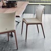 Sedia Arcadia di Cattelan con gambe in legno e rivestimento in pelle