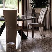 Sedia in pelle con schienale di design Aurelia 