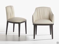 Poltroncina imbottita con gambe in frassino Blossom per ambienti moderni ed eleganti