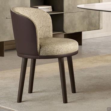 Poltroncina bicolore con gambe in legno Piper