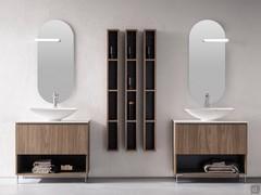 Specchio da bagno ovale con faretto Led Sampi, abbinata a un doppio mobile a terra con lavabo tuttofuori