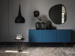 Tappeto fantasia dallo stile vintage Radja in ambiente moderno e colorato con credenza Absolut