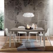 Tavolo da pranzo rettangolare allungabile Modesty con struttura in metallo verniciato bianco e piano in HPL cimant grey 