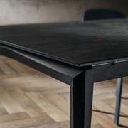 Particolare piano del tavolo Finnigan in pietra Laminam pietra di savoia antracite