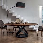 Variante con base scura e piano in legno che si abbina a complementi d'arredo sui toni del beige o nero