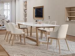 Tavolo in gres con base di design in legno Pearl, disponibile anche con piano in vetro trasparente extrachiaro