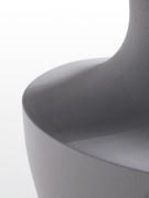 Particolare del basamento scultoreo in quarzo resinato Light Grey