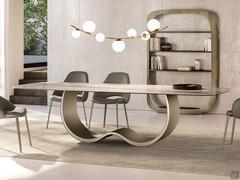 Tavolo con base di design in metallo Hadley nella versione con piano in ceramica