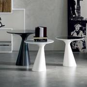 Tavolino di design rotondo con struttura in poliuretano e piano in vetro Peyote di Cattelan