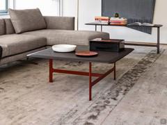 Tavolino moderno stile scandinavo Jarno con piano in legno e struttura a contrasto