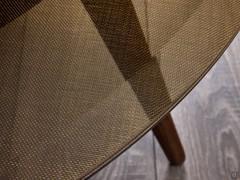 Particolare del piano in vetro bisellato con rete incorporata finitura Bronze Golden Mesh