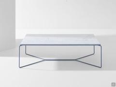 Tavolino rettangolare Proust con struttura in metallo laccato Blu Colomba RAL 5014 e piano in marmo Bianco Carrara