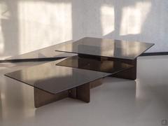 Coppia di tavolini da salotto Shape con top in vetro disponibile trasparente o bronzato e base in legno massello di frassino tinto