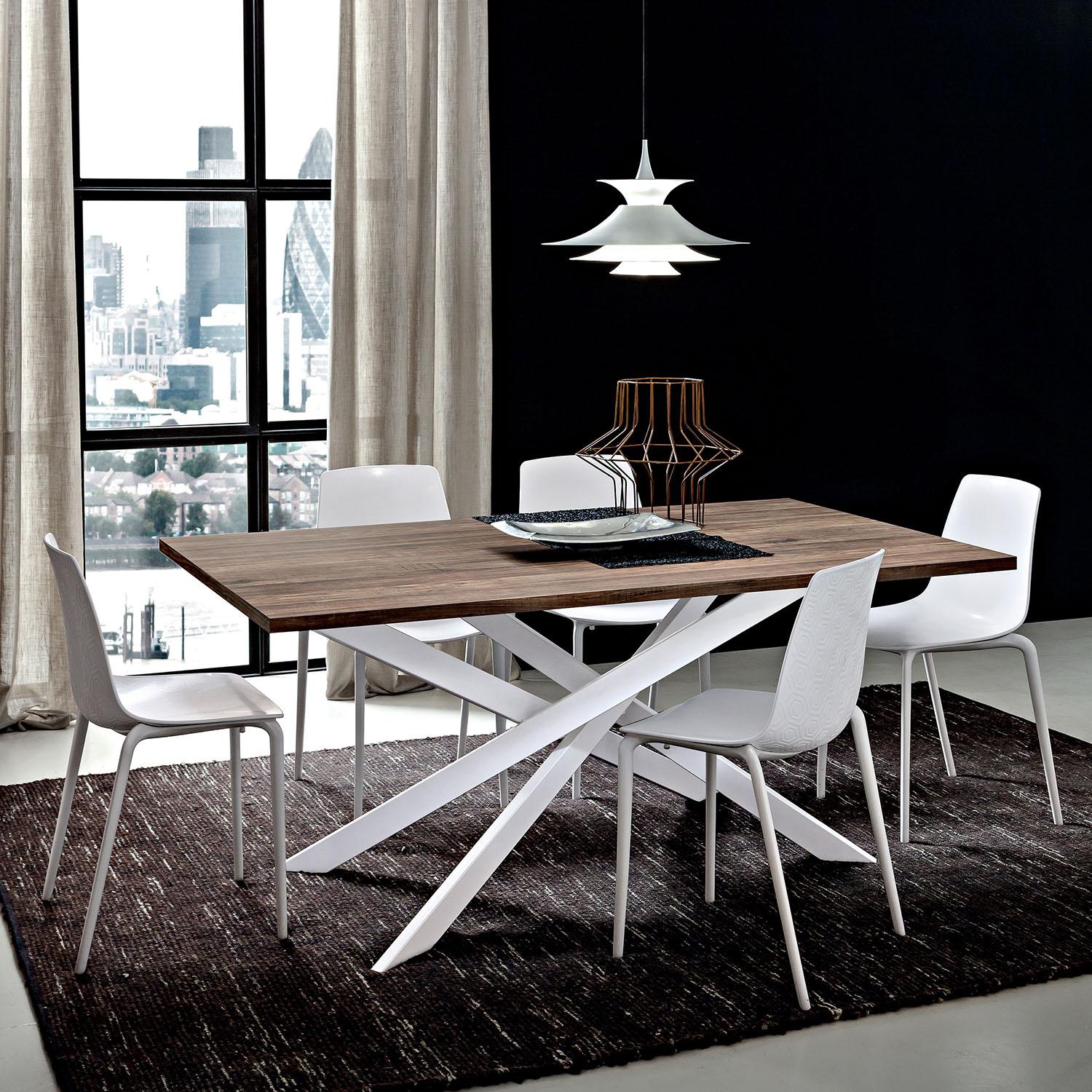 Table de salle à manger avec piètement design et plateau en verre