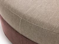 Dettaglio delle cuciture sui cuscini di seduta del divano Ravel, qui proposto bicolore con rivestimento in tessuto Tobago